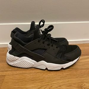 Nike Air Hurache Run Black White Womens Size 10 (634835-006)